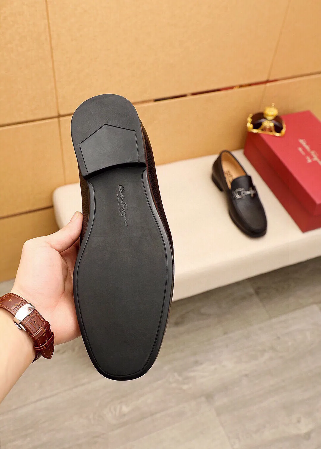 Men's shoes 💰480 💐 Product trademark: Ferragamo "Ferragamo" casual leather shoes Regular size: 38-44 (45🉑️customized) Product materials: Selected imported first-layer pebbled cowhide leather upper + luxury hardware buckle, imported water-dyed cowhide leather lining. Strong three-dimensional visual effect, original outsole color: 4⃣️seed leather materials available